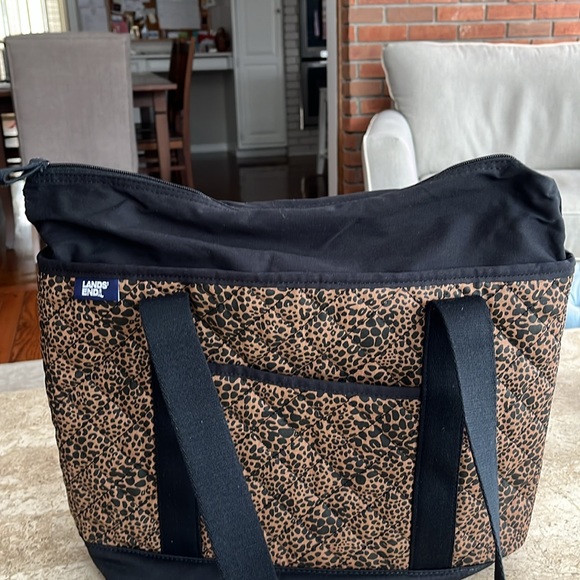 Lands End Tote . Like NEW condition . Medium size - Picture 2 of 4